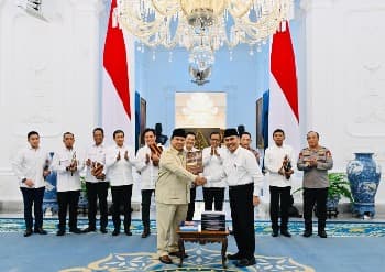 KPRP Serahkan 10 Buku Rekomendasi Reformasi Polri ke Presiden Prabowo