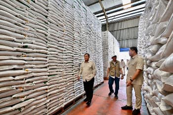 Pastikan Ketahanan Pangan, Presiden Prabowo Tinjau Langsung Kesiapan Stok Beras di Gudang Bulog Magelang