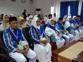 11 Jemaah Calon Haji (JCH) asal Kabupaten Buton musim haji 1447 H / 2026 M. sedang mengikuti acara pelepasan di Aula Kantor Bupati Buton pada Rabu (13/5/2026) pukul 14.00 WITA. (Foto: La Ampi - Takawa ID)