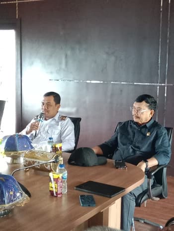 Wakil Bupati Buton Syarifudin Saafa, S.T., mewakili Bupati Buton, menerima kunjungan kerja resmi Anggota DPD RI asal Sulawesi Tenggara Drs. H. MZ. Amirul Tamim, M.Si. Pertemuan ini berlangsung di Aula VIP kantor Bupati Buton, Takawa, Rabu, 13 Mei 2026 pukul 11.00 WITA. (Foto: La Ampi - Takawa ID)