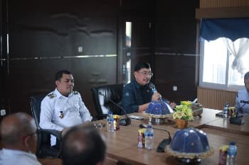 Wakil Bupati Buton Syarifudin Saafa, S.T., mewakili Bupati Buton, menerima kunjungan kerja resmi Anggota DPD RI asal Sulawesi Tenggara Drs. H. MZ. Amirul Tamim, M.Si. Pertemuan ini berlangsung di Aula VIP kantor Bupati Buton, Takawa, Rabu, 13 Mei 2026 pukul 11.00 WITA. (Foto: Agung - Kominfo)