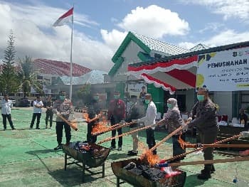 Kejari Buton Musnahkan Barang Bukti 33 Perkara Berkekuatan Hukum Tetap